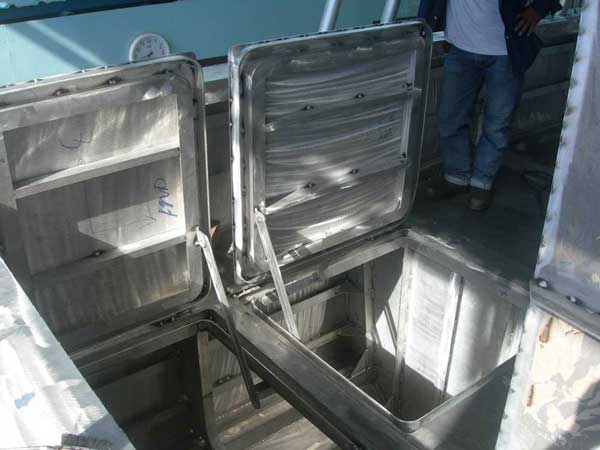 Deck hatches allow storage for empty scuba tanks